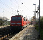 Ein Nachschuss von der 111 147-5 DB schiebt den RE4 Verstärkerzug aus Düsseldorf-HBf nach Aachen-Hbf und kommt aus Richtung Neuss-Hbf,Mönchengladbach-Hbf,Rheydt-Hbf,Wickrath,Beckrath,Herrath und hält in Erkelenz und fährt dann weiter in Richtung Baal,Hückelhoven-Baal,Brachelen,Lindern,Süggerrath,Geilenkirchen,Frelenberg,Zweibrüggen,Übach-Palenberg,Rimburg,Finkenrath,Hofstadt,Herzogenrath, Kohlscheid,Richterich,Laurensberg,Aachen-West,Aachen-Schanz,Aachen-Hbf. 
Aufgenommen vom Bahnsteig 1 in Erkelenz. 
Bei schönem Frühlingswetter am Nachmittag vom 3.4.2017.