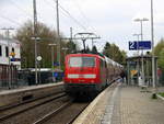 Ein Nachschuss von der 111 119 DB schiebt den RE4 aus Aachen-Hbf nach Dortmund-Hbf und kommt aus Richtung Aachen-Hbf,Aachen-Schanz,Aachen-West,Laurensberg,Richterich,Kohlscheid,Herzogenrath,Palenberg,Zweibrüggen,Frelenberg,Geilenkirchen,Süggerrath,Lindern,Brachelen,Hückelhoven-Baal,Baal und hält in Erkelenz und fährt dann weiter in Richtung Herrath,Beckrath,Wickrath,Rheydt-Hbf,Mönchengladbach-Hbf. Aufgenommen vom Bahnsteig 2 in Erkelenz.
Bei Wolken am Nachmittag vom 5.4.2017.