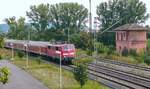 111 110 erreichte am 12.8.09 Retzbach-Zellingen mit einer RB nach Gemünden. Rechts das nicht mehr genutzte Fahrdienstleiter-Stellwerk