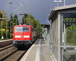 Ein Nachschuss von der 111 191 DB schiebt den RE4 aus Aachen-Hbf nach Dortmund-Hbf und kommt aus Richtung Aachen-Hbf,Aachen-Schanz,Aachen-West,Laurensberg,Richterich,Kohlscheid,Herzogenrath,Palenberg,Zweibrüggen,Frelenberg,Geilenkirchen,Süggerath,Lindern,Brachelen,Hückelhoven-Baal,Baal und hält in Erkelenz und fährt dann weiter in Richtung Herrath,Beckrath,Wickrath,Rheydt-Hbf,Mönchengladbach-Hbf. Aufgenommen vom Bahnsteig 1 in Erkelenz. 
Bei schönem Sonnenschein und Regenwolken am Nachmittag vom 25.4.2017.