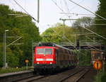 111 113 DB kommt mit dem RE4 von Dortmund-HBf nach Aachen-Hbf und kommt aus Richtung Neuss-Hbf,Mönchengladbach-Hbf,Rheydt-Hbf,Wickrath,Beckrath,Herrath,Erkelenz,Baal,Hückelhoven-Baal,Brachelen und fährt in Lindern ein und fährt dann weiter in Richtung Süggerath,Geilenkirchen,Frelenberg,Zweibrüggen,Übach-Palenberg,Rimburg,Finkenrath,Hofstadt,Herzogenrath, Kohlscheid,Richterich,Laurensberg,Aachen-West,Aachen-Schanz,Aachen-Hbf. 
Aufgenommen vom Bahnsteig 1 in Lindern.
Bei Sonne und Wolken am Nachmittag vom 9.5.2017.