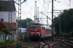 111 118-6 DB kommt mit dem RE8 Verstärker von Köln-Messe-Deutz nach Kaldenkirchen und fährt in Grevenbroich ein und hilt in Grevenbroich und fährt dann weiter in Rictung