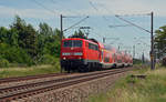 Die Dortmunder 111 127 wurde für den Kirchentags-Sonderverkehr zwischen Halle(S) und Wittenberg eingesetzt. Hier rollt sie mit dem ersten Leerzug des Nachmittages von Halle(S) nach Wittenberg durch Greppin.