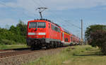 Am 28.05.17 schubst 111 127 einen Kirchentags-Sonderzug durch Greppin nach Halle(S).