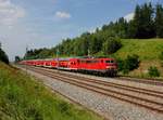Die 111 055 mit einem RE nach München am 10.06.2016 unterwegs bei Unterweilbach.