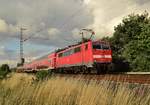 Nach Dortmund schiebt die 111 118-6 ihren RE4 bei Wickrathhahn gen Rheydt Hbf am Mittwoch den 12.7.2017