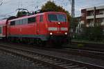 Richtig aufgehübst kommt die 111 093 mit einem RE4 am heutigen Abend gegen Aachen Hbf gefahren, so eben ist sie beim Verlassen von Rheydt Hbf zu sehen. 11.10.2017