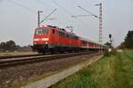 Mit ihrem N-Wagenzug ist die 111 084 als Verstärker nach Kaldenkirchen bei Gubberath am Abend des 17.10.2017 zusehen.