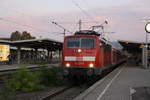 111 137 mit dem RE 19962 nach Stuttgart Hbf am 26.10.17 in Bad Cannstatt.