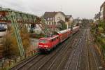 DB 111 111 mit RE4 und links die neue Schwebebahn 11 in Wuppertal, November 2017.
