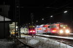 Zugbegegnung um 06.00 Uhr früh am 18.12.2017. In Eichstätt Bahnhof begegnen sich der RE mit 111 017 nach Nürnberg und die Regionalbahn nach Eichstätt Stadt. Bald ist dieses Geschehen Geschichte, da die 111 von Triebwagen abgelöst werden.