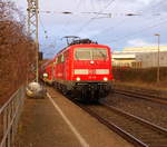 111 119 DB  kommt die Kohlscheider-Rampe hoch aus Richtung Neuss,Herzogenrath mit einem RE4 Verstärkerzug aus Düsseldorf-Hbf nach Aachen-Hbf und hält in Kohlscheid und fährt dann weiter in Richtung Richterich,Laurensberg,Aachen-West,Aachen-Schanz,Aachen-Hbf. 
Aufgenommen vom Bahnsteig 2 in Kohlscheid. 
In der Abendstimmung am Abend vom 12.3.2018.