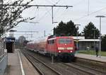 So eben fährt 111 143-4 mit einem RE4 nach Aachen Hbf ein. Rheydt Hbf den 18.3.2018