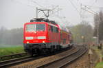 111 156 DB kommt mit einem RE4 Verstärkerzug aus Düsseldorf-Hbf nach Aachen-Hbf   und kommt aus Richtung Rheydt,Wickrath,Beckrath,Herrath,Erkelenz,Baal,Hückelhoven-Baal,Brachelen,,Lindern,Süggerath,Geilenkirchen,Frelenberg,Zweibrüggen und hat gerade eben in Übach-Palenberg gehalten und fährt weiter in Richtung Finkenrath,Hofstadt,Herzogenrath,Kohlscheid,Richterich,Laurensberg,Aachen-West,Aachen-Schanz,Aachen-Hbf. 
Aufgenommen am Bahnübergang in Rimburg im Wurmtal. 
Bei Wolken am Nachmittag vom 9.4.2018.