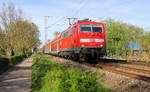 111 113 DB  kommt mit einem RE4 Verstärkerzug von Düsseldorf-Hbf nach Aachen-Hbf und kommt aus Richtung Neuss-Hbf,Mönchengladbach-Hbf,Rheydt-Hbf,Wickrath,Beckrath,Herrath,Erkelenz,Baal,Hückelhoven-Baal,Brachelen,Lindern,Süggerath,Geilenkirchen,Frelenberg,Zweibrüggen und wird gleich in Übach-Palenberg halten und fährt dann weiter in Richtung Rimburg,Finkenrath,Hofstadt,Herzogenrath, Kohlscheid,Richterich,Laurensberg,Aachen-West,Aachen-Schanz,Aachen-Hbf. 
Aufgenommen Zwischen Übach-Palenberg und Zweibrüggen. 
Bei Sommerwetter am 19 April 2018. 
Aufgenommen am Nachmittag vom 19.4.2018.