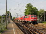 Ein Nachschuss von der 111 011-3 DB schiebt den RE4 aus Aachen-Hbf nach Dortmund-Hbf und kommt aus Richtung Aachen-West,Laurensberg,Richterich, und fährt durch Kohlscheid in Richtung