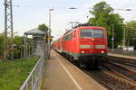 111 061 DB kommt die Kohlscheider-Rampe hoch aus Richtung Neuss,Herzogenrath mit dem RE4 aus Dortmund-Hbf nach Aachen-Hbf und fährt durch Kohlscheid in Richtung Richterich,Laurensberg,Aachen-West. 
Aufgenommen von Bahnsteig 2 in Kohlscheid. 
Bei Sommerwetter am Abend vom 12.5.2018. 