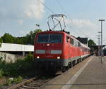 111 037-8 zog den RE8 Verstärker von Köln bis Mönchengladbach. Da der Steuerwagen defekt war wurde die 111 vor dem Steuerwagen gespannt weshalb der Zug nur bis Mönchengladbach fuhr da ein umsetzen in Kaldenkirchen zu aufwendig wäre. Mit knapp 25min Verspätung durch Weichenstörungen in Köln fuhr er aus Grevenbroich aus Richtung Mönchengladbach. Der Karlsruher Steuerwagen trug sogar noch ein Schild mit Westerland/Sylt - Hamburg Altona am Fenster.

Grevenbroich 25.05.2018