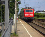 111 125 DB kommt die Kohlscheider-Rampe hoch aus Richtung Neuss,Herzogenrath mit dem RE4 aus Dortmund-Hbf nach Aachen-Hbf und fährt durch Kohlscheid in Richtung Richterich,Laurensberg,Aachen-West. 
Aufgenommen von Bahnsteig 2 in Kohlscheid. 
Bei Sommerwetter am Mittag vom 21.5.2018.