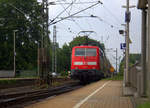 Ein Nachschuss von der 111 124 DB schiebt den RE4 aus Aachen-Hbf nach Dortmund-Hbf und kommt aus Richtung Aachen-West,Laurensberg,Richterich, und fährt durch Kohlscheid in Richtung Herzogenrath,Mönchengladbach,Neuss. 
Aufgenommen vom Bahnsteig 1 in Kohlscheid. 
Am 12.6.2018.