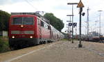 111 010 DB zieht den RE4 aus Dortmund-Hbf nach Aachen-Hbf und hält in Aachen-West und fährt in Richtung Aachen-Schanz,Aachen-Hbf. 
Aufgenommen vom Bahnsteig in Aachen-West. 
Bei Sonnenschein und Regenwolken am Nachmittag vom 16.6.2018.