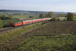 111 213 mit der RB 59102 von München Hbf nach Nürnberg Hbf bei Fahlenbach, 21.10.2017