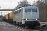 Manchmal lohnt es sich auch bei frostigen Temperaturen auszuharren.. Wie hier für 111 222, die am 28.12.2018 mit einem Bauzug durch Eichenberg in Richtung Norden rollte.