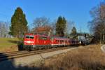 111 005 mit einem Meridian-Ersatzzug am 30.12.2013 bei Übersee. 