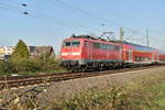 Auch wenn der Lack ab ist, so verrichtet die 111 054 immer noch ihren Dienst. In diesem Fall an einem RE 4 nach Aachen Hbf. Kleinenbroich  den 1.4.20193