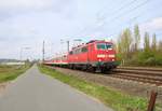 DB Regio 111 042-8 mit Fußball Sonderzug am 13.04.19 bei Frankfurt am Main Oberrad mit n-Wagen und Bundespolizei Hubschrauber Begleitung 