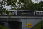 Auf der Brücke über die Hubertusstraße steht die Railadventure 111 215-0 mit drei Schutzwagen und dahinter steht ein neuer Mireo von Siemens gut bewacht abgestellt.