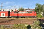 Breitseite auf die 111 113-7 die mit einem RE4 nach Dortmund in Rheydt Hbf einfährt am Abend des 1.7.2019