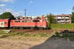 Breitseite mit Blick in den Maschinenraum der 111 143-4 in Rheydt Hbf, den sie hier gerade mit einem RE4 gen Aachen Hbf verlässt.