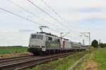 111 210-1 fährt mit 188 005-3 und 2 Schutzwagen durch Grevenbroich gen Mönchengladbach.