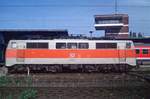 DB Regio 111 136 im S-Bahn-Disign wartet mit einem RE 9 auf die Abfahrt nach Bremen Hbf (- Bremerhaven-Lehe?) (obere Ebene Osnabrück Hbf, XX.06.2000); digitalisiertes Dia.