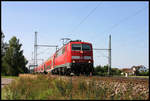 DB 111142-6 fährt hier am 12.09.2006 am Ortsrand von Dedensen mit einem Doppelstock RE in Richtung Hannover Hauptbahnhof.