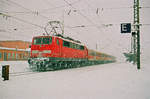 24. Januar 2004, ein Nahverkehrszug der DB mit einer Lok der BR 111 fährt, von Salzburg kommend, in den	Bahnhof Freilassing ein.