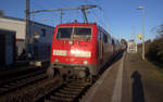 Ein Nachschuss von der 111 127-7 DB schiebt den RE4 aus Aachen-Hbf nach Dortmund-Hbf und kommt aus Richtung Aachen-Hbf,Aachen-Schanz,Aachen-West,Laurensberg,Richterich,Kohlscheid,Herzogenrath,Palenberg,Zweibrüggen,Frelenberg,Geilenkirchen,Süggerrath,Lindern,Brachelen,Hückelhoven-Baal,Baal und hält in Erkelenz und fährt dann weiter in Richtung Herrath,Beckrath,Wickrath,Rheydt-Hbf,Mönchengladbach-Hbf. Aufgenommen vom Bahnsteig 2 in Erkelenz. 
Bei Sonnenschein am Nachmittag vom 21.12.2019.