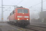 111 168-1 der Centralbahn kommt aus dem Morgennebel mit n-Wagen auf dem RE90(Ersatzverkehr) am 26.12.2019