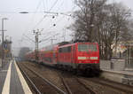 Ein Nachschuss von der 111 125 DB schiebt den RE4 aus Aachen-Hbf nach Dortmund-Hbf und kommt aus Richtung Aachen-West,Laurensberg,Richterich, und fährt durch Kohlscheid in Richtung