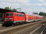 Mit dem RE7 von Krefeld nach Rheine hält 111 076 in Solingen.