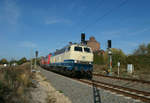 Am 15.10.2019 zog 218 447 der Railsystems RP GmbH zwei Loks der Baureihe 111 gen Süden durch Lehndorf.