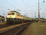 So sahen Eilzüge zwischen München und Salzburg in den 80er Jahren aus. Lok 111 029-5 fährt mit einem Eilzug nach München am 20. September 1980 in den abendlichen Bahnhof Freilassing ein. Außer den beiden Abteilwagen im damals modernen ozeanblau/beige führt der Zug auch drei  Silberlinge , vermutlich der damals neuesten Bauart mit Scheibenbremsen, für 140 km/h. Der sechste Waggon hat TEE-Anstrich, der Typ ist auf dem Foto nicht erkennbar. Vielleicht wurde ein Schadwaggon nach München überführt.