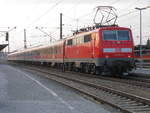 Am 7. März 2012 wartet 111 037 mit einem Regionalexpress nach München im abendlichen Bahnhof Freilassing auf Abfahrt. Die Züge Salzburg - München haben auch heute noch mehrere Minuten Aufenthalt. Das ist Zeit genug für Fotos vom gegenüberliegenden Bahnsteig und durch die Unterführung zurück zum Zug eilen und dennoch einen Fensterplatz finden.