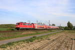 111 121 der Deutschen Bahn AG war am 24. April 2020 mit dem Regionalexpress 10456 von Düsseldorf Hauptbahnhof über Krefeld Hauptbahnhof und Viersen nach Aachen Hauptbahnhof unterwegs, hier zwischen dem Abzw. Weißenberg und dem Bahnhof Meerbusch-Osterath bei Kaarst.