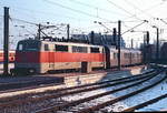 111 119 fährt im Januar 1990 in den Kölner HBF mit einer Garnitur Silberlinge ein. Es handelt sich um einen Diascan, daher ist die Qualität nicht 100ig.