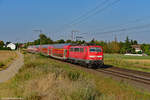 Am 08.08.2020 ist 111 095 bei Wickrath mit einem RE 4 auf dem Weg Richtung Aachen.