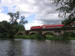 111 007 berquert die Sieg bei (Hennef-) Auel mit dem RE 9 von Aachen nach Gieen. Gesehen am 16.06.2007.