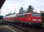 111 064-2 schiebt ihre RB aus Riegel in Richtung Offenburg.