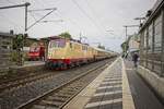 Die frisch lackierte 111 057 von Smartrail mit dem AKE-Rheingold nach Dresden trifft in Kamen auf 111 158 (06.07.2021) 